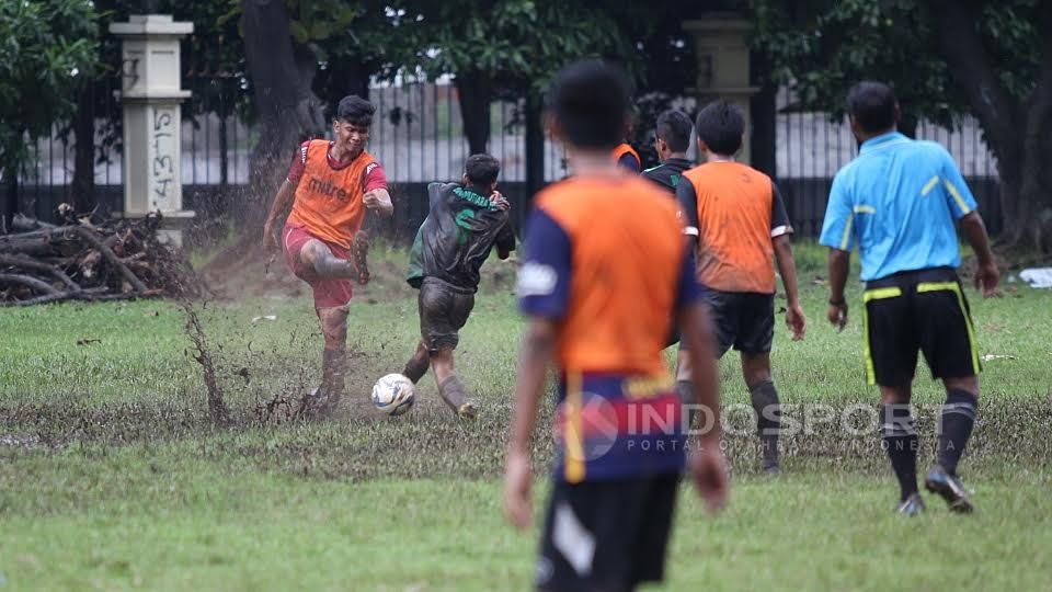 Sejumlah pemain dari sejumlah SSB dibawah naungan Asprov DKI tengah berjuang mengikuti seleksi. Copyright: © Herry Ibrahim/Indosport